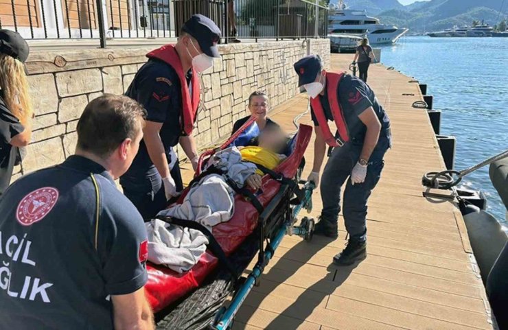 Fethiye’de 2 vatandaşa denizden tıbbi tahliye gerçekleştirildi