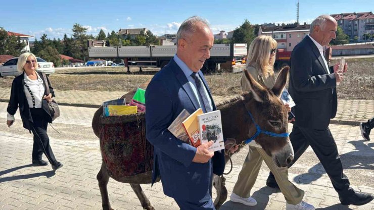 Eşeğiyle kitap taşıyor, köy çocuklarının hayallerine ışık oluyor