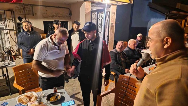 Asker uğurlama geleneği yaşatılıyor, oğullarına vatani görev öncesi kına yaktılar
