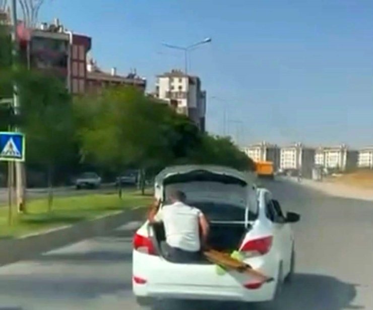 Diyarbakır’da tehlikeli yolculuklar kamerada: Biri bagaj girdi, diğeri bagaj kapısında oturup ilerledi