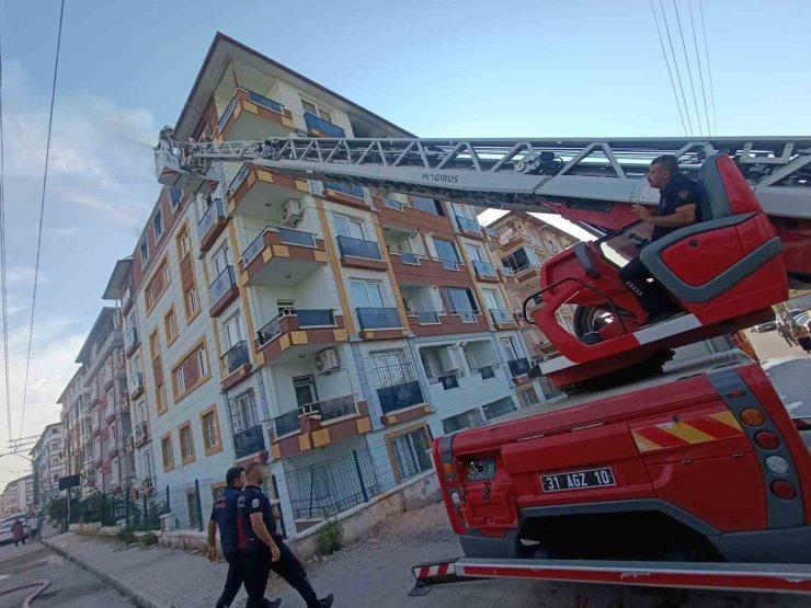 Prizden çıkan yangında 5 kişilik ailenin yaşadığı ev alevlere teslim oldu