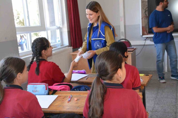 Minik öğrencilerin yeni eğitim yılı sevincine ortak oldular