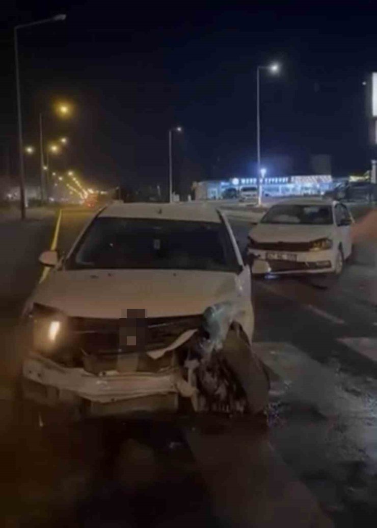 Mardin’de iki otomobil çarpıştı: 3 yaralı