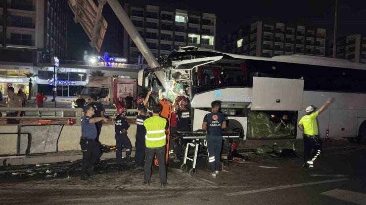 Adana’da yolcu otobüsü alt geçit duvarına çarptı: 11 yaralı