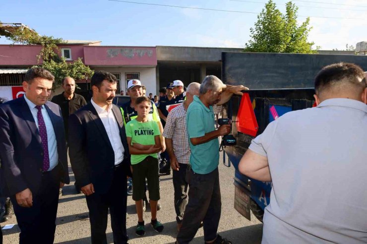 Kahta’da trafik güvenliği için çiftçilere reflektör dağıtıldı