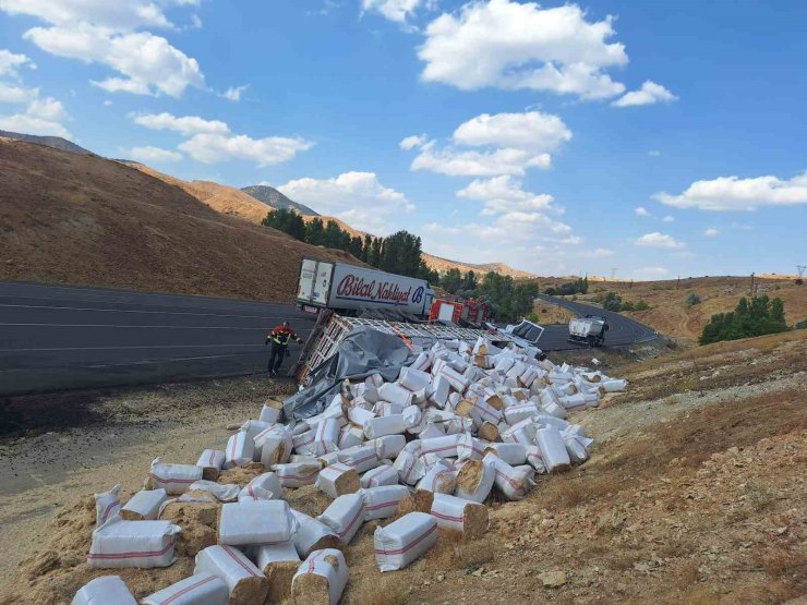 Bingöl’de saman yüklü tır devrildi: 1 yaralı