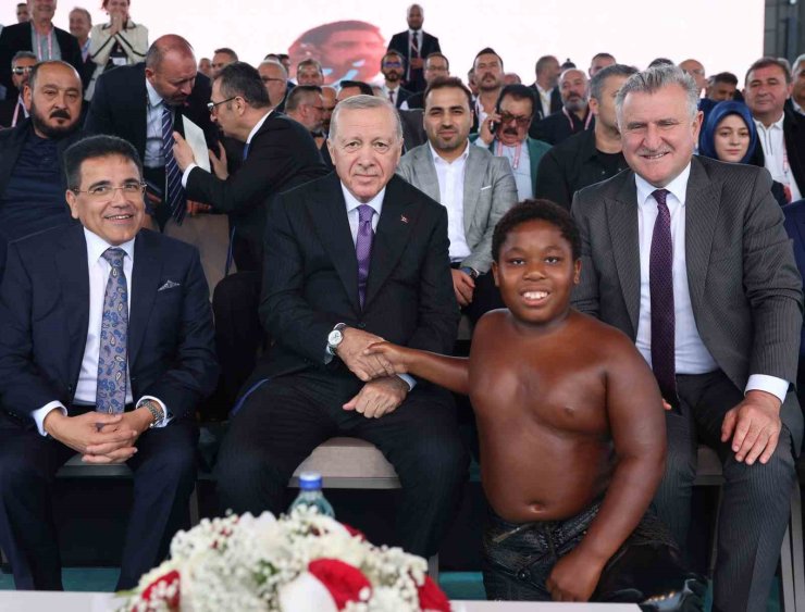 Cumhurbaşkanı Erdoğan’ın sohbet ettiği Tanzanyalı minik güreşçi, o anları anlattı