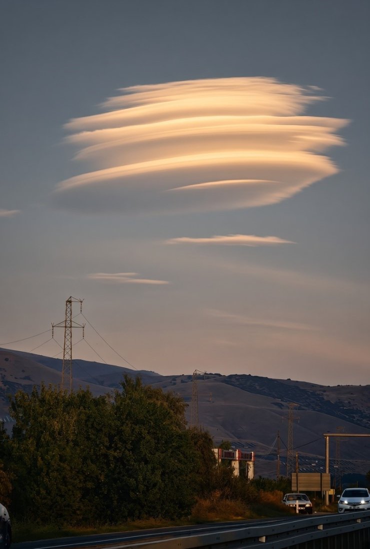 Erzincan’da UFO’yu andıran mercek bulutu ilgi çekti