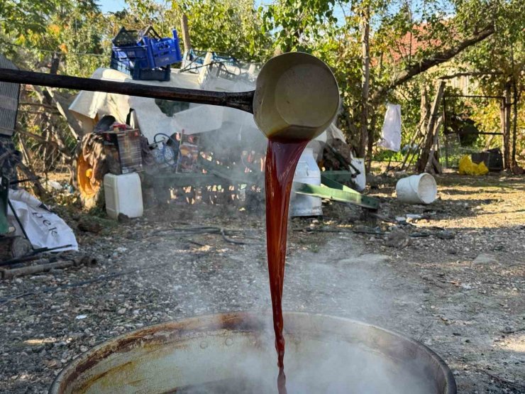 Eskişehir’de geleneksel yöntemlerle pekmez mesaisi