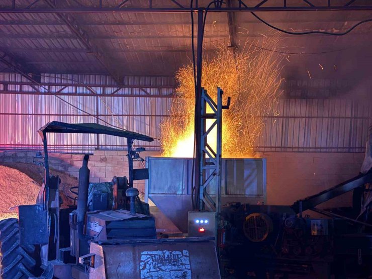 Kayseri’de talaş briketleme makinasında çıkan yangın büyümeden söndürüldü