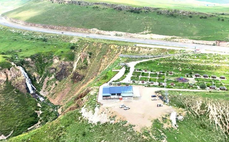 Vali Polat, Susuz Şelalesi’nde vatandaşlarla bir araya geldi
