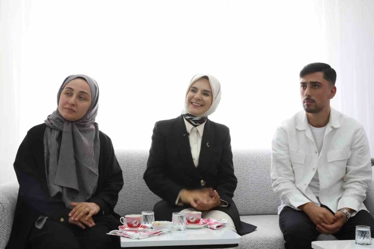 Bakan Göktaş, evlilik kredisinden yararlanan yeni evli çiftin ilk misafiri oldu