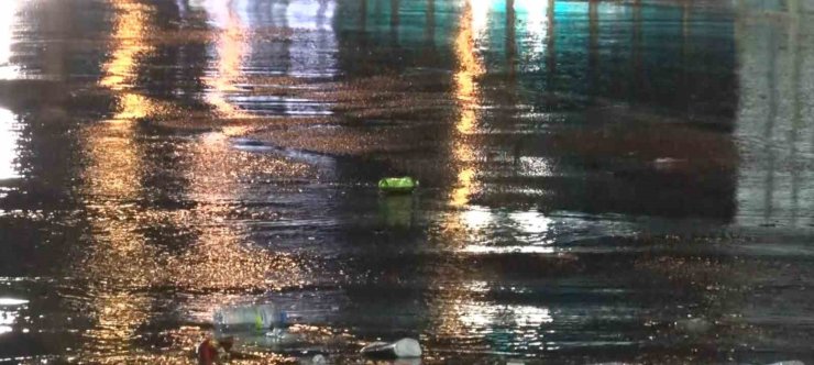 Başkent’te gece saatlerinde sağanak yağış: Kanalizasyon taştı, binaları su bastı