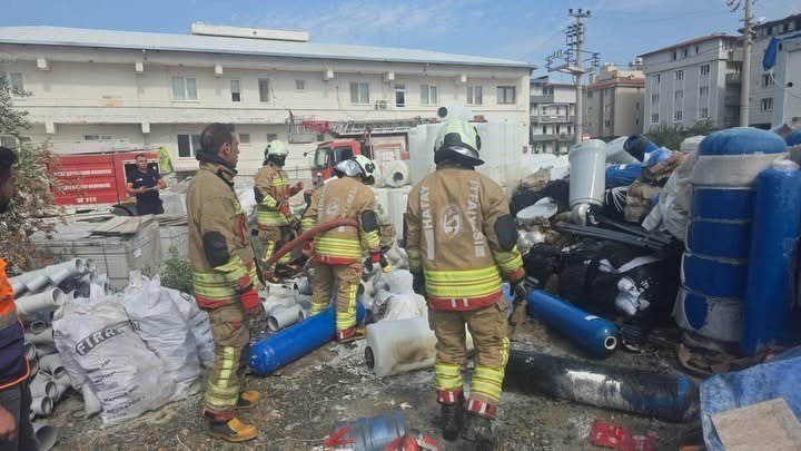 Antakya’da şantiye içerisinde malzemeler alevlere teslim oldu