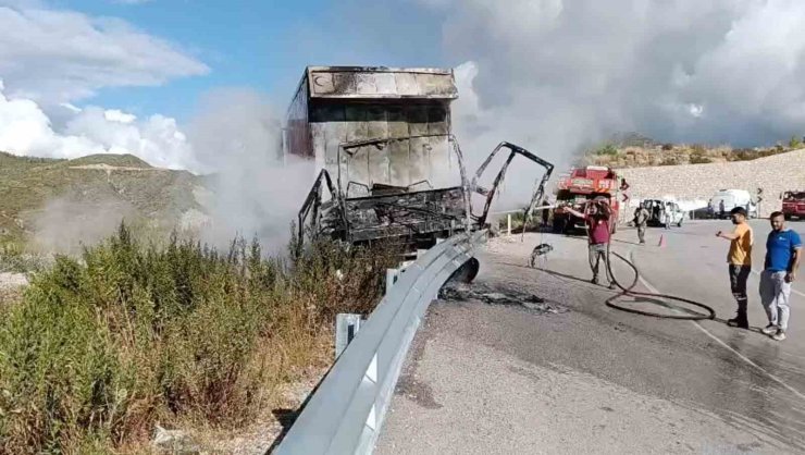 Bariyerlere çarpan kamyon alev alev yandı, sürücü yaralı kurtuldu