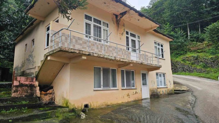 Artvin’de iki katlı evin altından çıkan su görenleri şaşkına çeviriyor