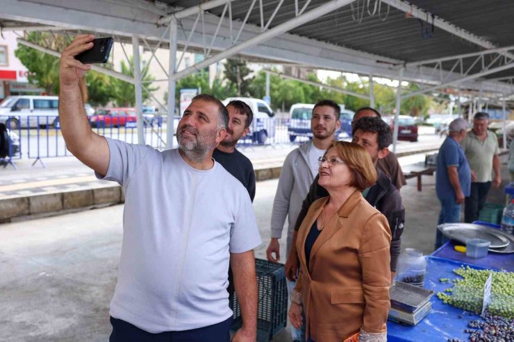 Başkan Gençay, zeytin pazarında üreticilerle buluştu