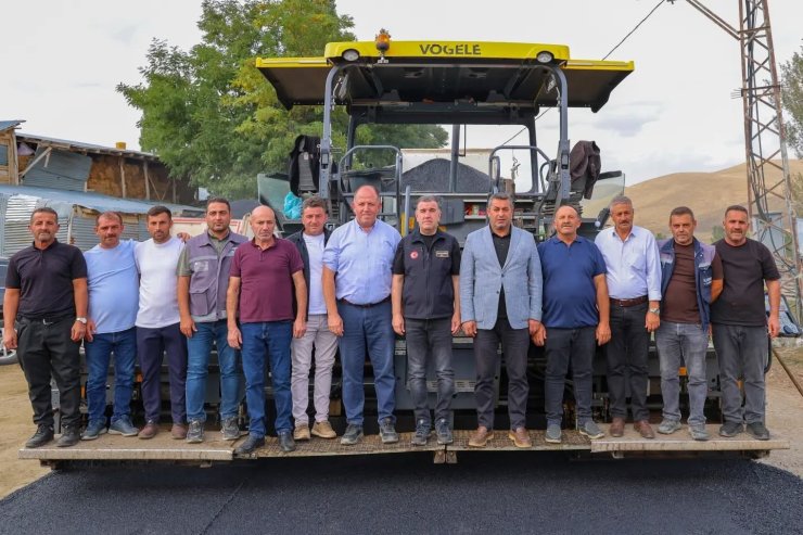 Bayburt’un grup yollarında asfalt ve genişletme çalışmaları sürüyor