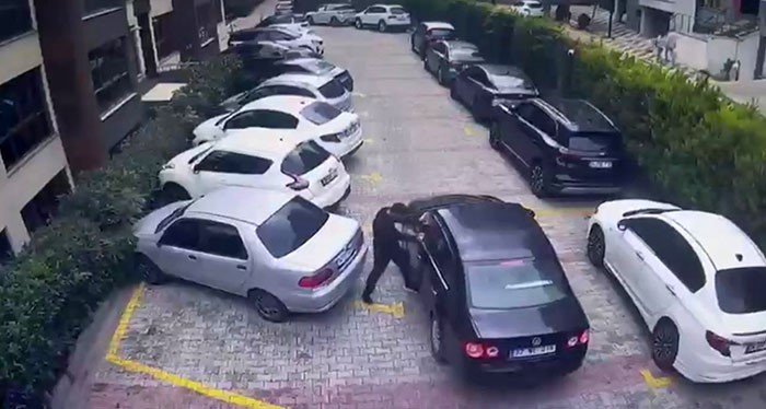 Beylikdüzü’nde sitede park yeri nedeniyle silahlı kavga çıktı, o anlar kamerada