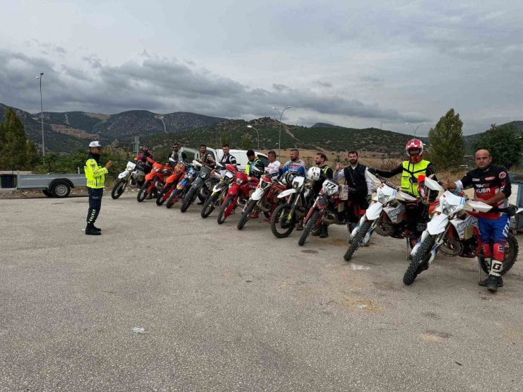Bilecik’te motosiklet sürücülerine trafik eğitimi
