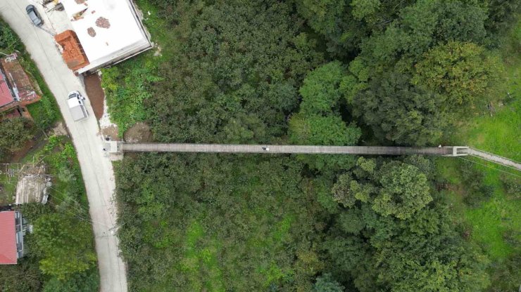 Camiye ulaşım için yapılan 65 metrelik asma köprü ilgi odağı oldu