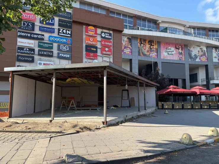 MNG AVM önünde kaldırım işgali "Gecekondu gibi dükkan" tepki çekiyor