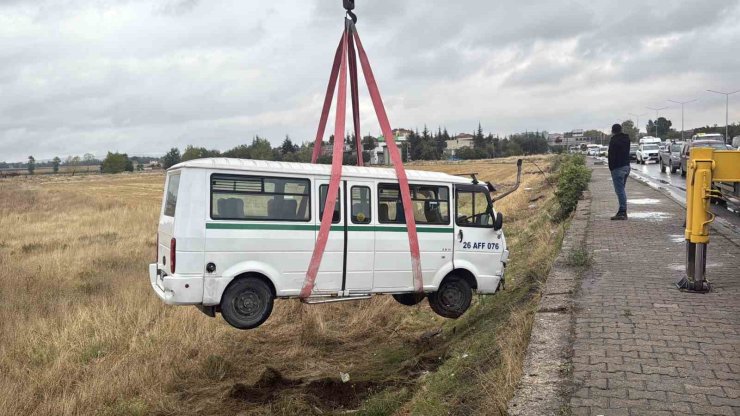 Kazaya karışan minibüs tarlaya uçtu, 1 kişi yaralandı