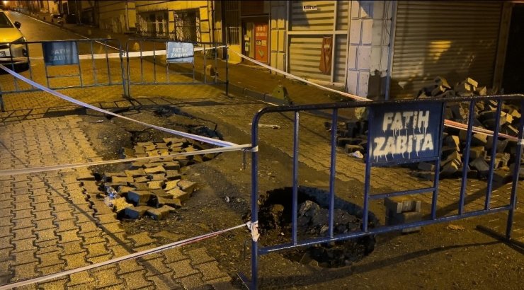 Fatih’te yağmur sonrası yol çöktü: Kamyon ve otomobil çukura girdi