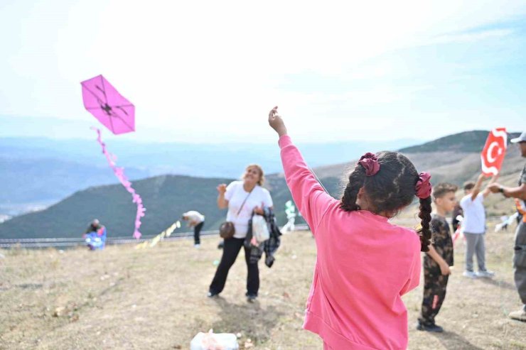 Bursa’da çocukların uçurtma coşkusu gökyüzünü renklendirdi