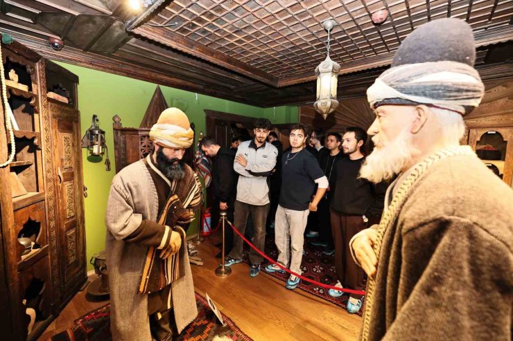 Yeni üniversiteliler Manisa’nın tarihi ve kültürel zenginliklerini keşfetti