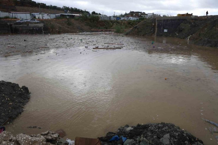 Aşırı yağışla birlikte derelerin debisi artarken, göle dönen yollar sürücüleri zorladı