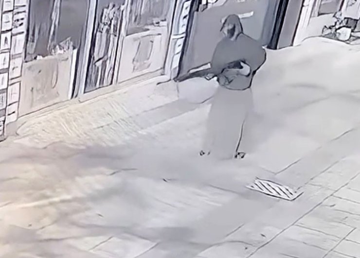 Etek giyip iş yeri kurşunladılar, polis ekiplerinden kaçamadılar