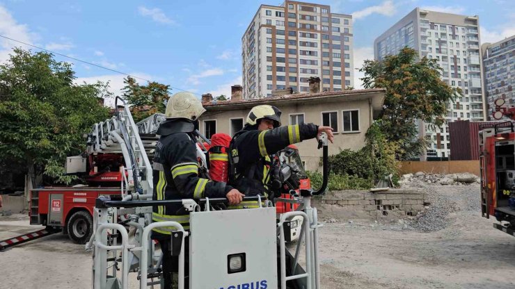 Metruk evin çatısında çıkan yangını itfaiye söndürdü