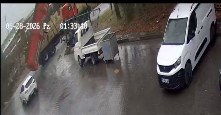 Eskişehir’de damperi açık kalan kamyon sanayi sitesinin kapısını böyle yıktı