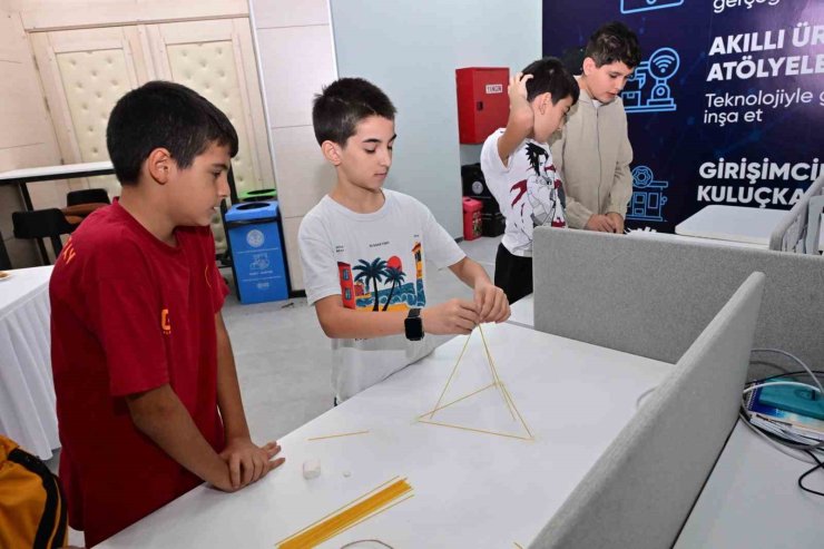 Akademi Manisa’da gençlere robotik ve mühendislik deneyimi