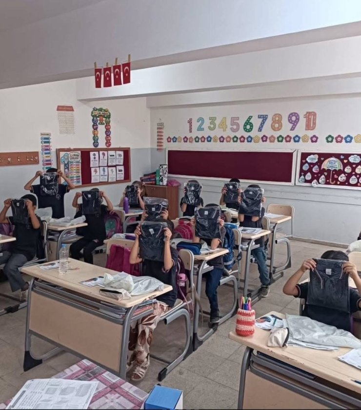 Çermikli iş adamından öğrencilere okul forması desteği