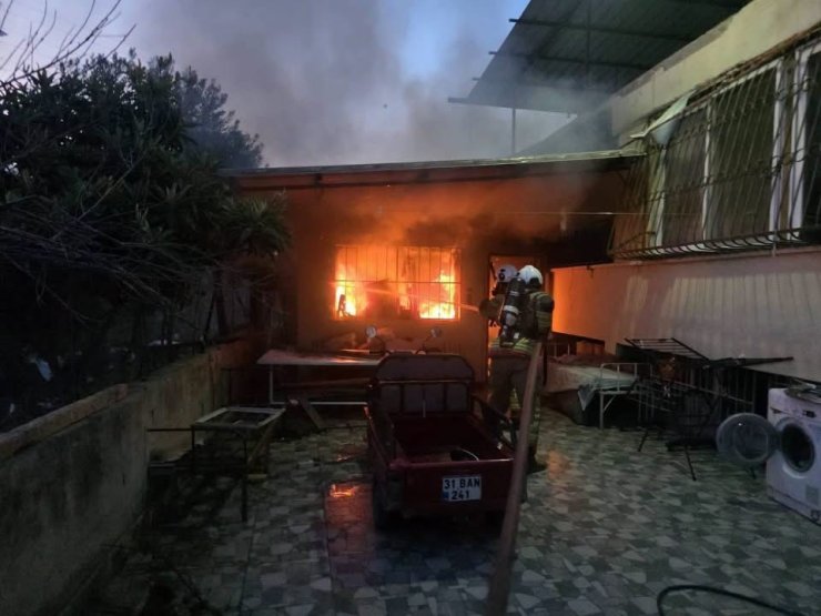 Antakya’da evden alevler yükseldi