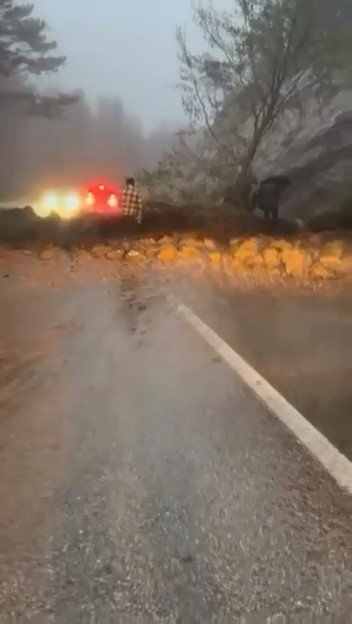Uludağ yolunda heyelan korkuttu
