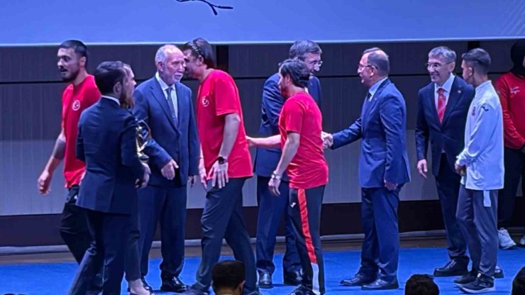 Cumhurbaşkanı Yardımcısı Yılmaz: "Bugün ülkemizde toplam 5 bin 555 gençlik ve spor tesisi var"