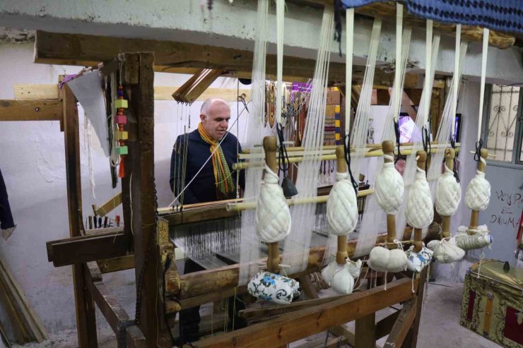 Asırlık el dokumacılığı ilmek ilmek gelecek kuşaklara aktarılıyor