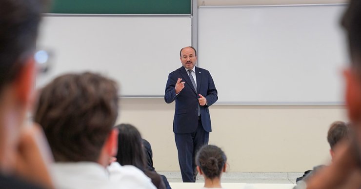 ETÜ’de 2026-2027 akademik yılının ilk dersini "Terörsüz Türkiye" temasıyla Rektör Çakmak verdi