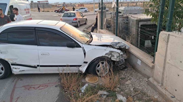 Karaman’da 3 kişinin yaralandığı kaza kamerada