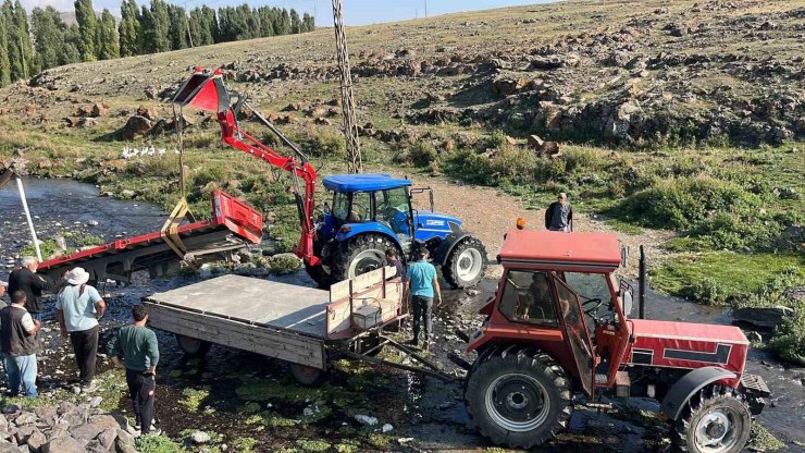 Kars’ta köylüler el ele verdi: Traktör römorkunu 4 saatte dereden çıkardılar