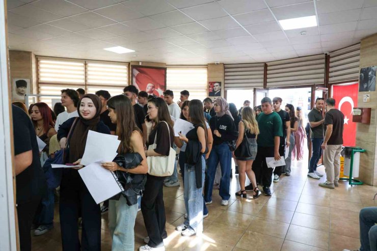Aydın’da üniversiteliler AYKART için stantlara akın etti