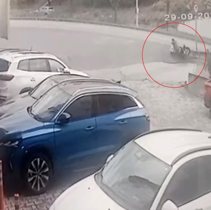Bursa’da ters yönde ilerleyen motosikletli kaza yaptı: Yaşam mücadelesi veriyor