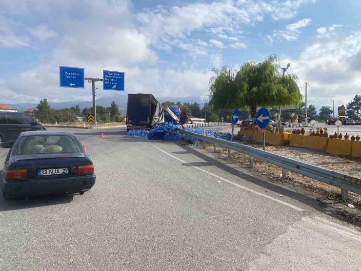 Virajı alamayan su yüklü tır devrildi
