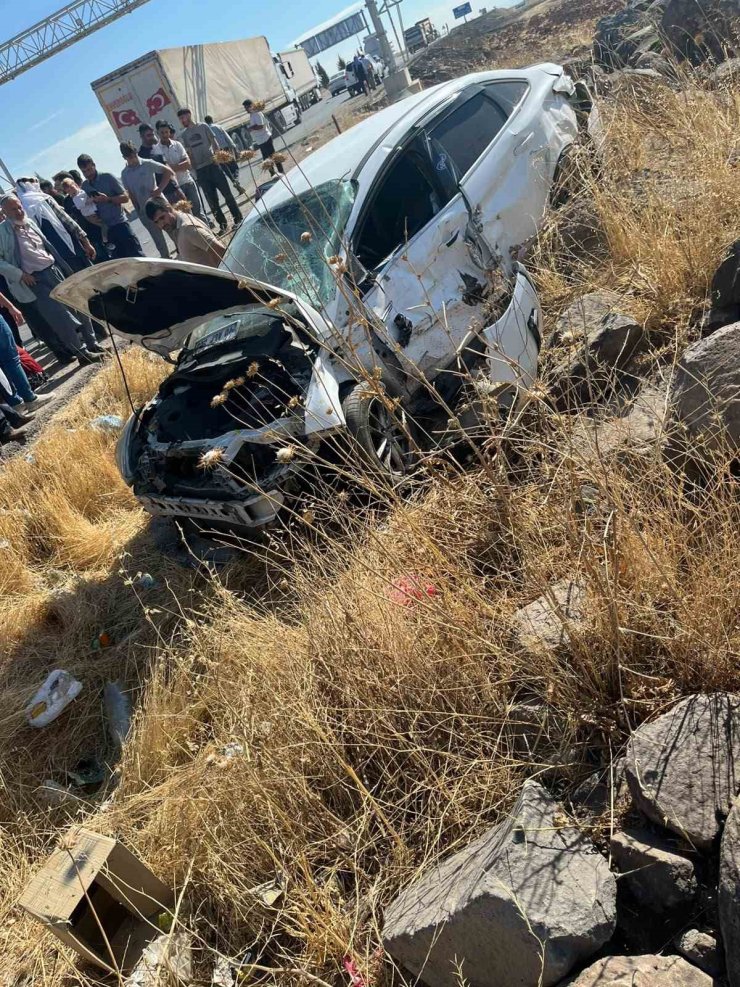 Diyarbakır’da tır ile otomobil çarpıştı: 7 yaralı