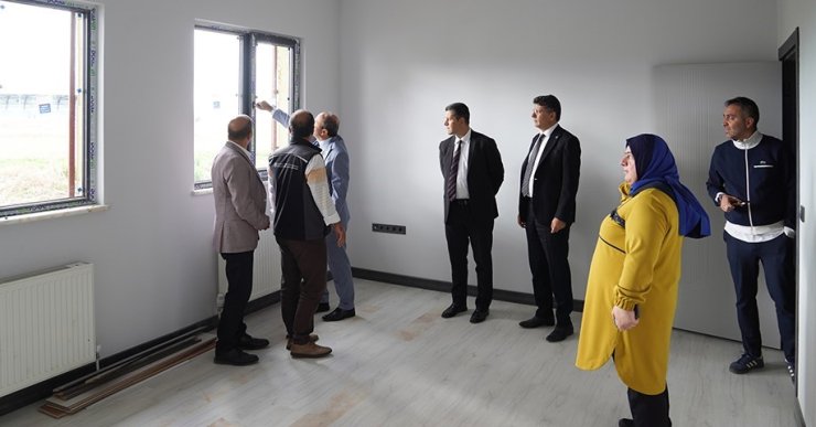 Rektör Çakmak Spor Bilimleri Fakültesinin yeni hizmet binasında incelemelerde bulundu