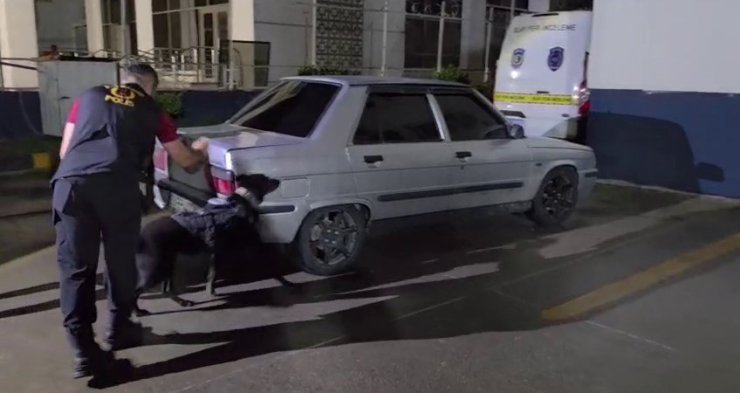 200 bin TL’lik otomobille 2 buçuk milyon TL’lik kokain kaçırırlarken yakalandılar