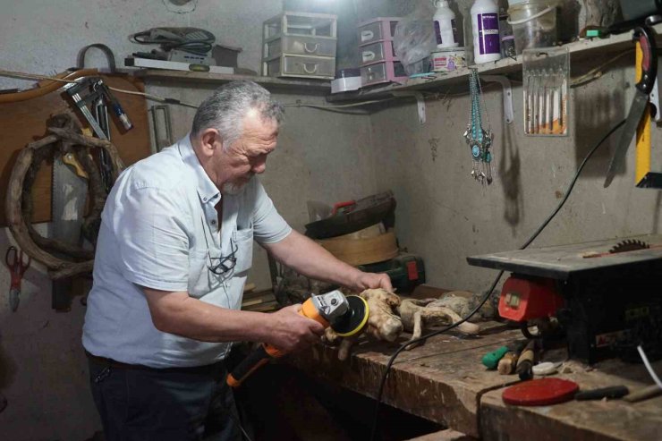 Kurumuş ağaç dalları ve kökleri ellerinde yeniden hayat buluyor